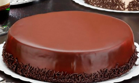 Torta bombón bañada en chocolate. Torta bombón bañada en chocolate.