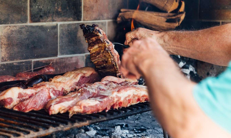 Descubrieron por qué el asado de obra tiene un gusto inigualable. Descubrieron por qué el asado de obra tiene un gusto inigualable.