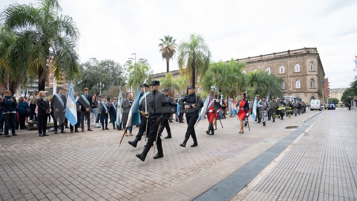 En Plaza de Mayo tuvo lugar el izamiento de la bandera argentina y la entonación de las estrofas del Himno Nacional. En Plaza de Mayo tuvo lugar el izamiento de la bandera argentina y la entonación de las estrofas del Himno Nacional.