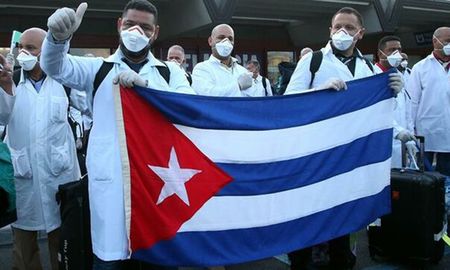 Médicos cubanos también desembarcaron en Italia, durante el peor momento de la pandemia. Médicos cubanos también desembarcaron en Italia, durante el peor momento de la pandemia.