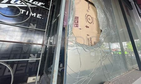 El vidrio quedó perforado tras el golpe. El vidrio quedó perforado tras el golpe.