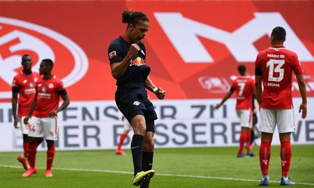 Yussuf Poulsen celebra su gol en la goleada 5-0 del RB Leipzig sobre el Mainz en el cierre de la fecha 27 de la Bundesliga. Yussuf Poulsen celebra su gol en la goleada 5-0 del RB Leipzig sobre el Mainz en el cierre de la fecha 27 de la Bundesliga.