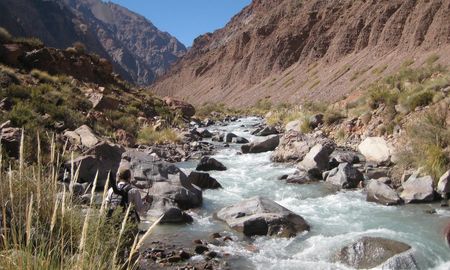 El Río Blanco constituye una de las principales cuencas de deshielo del Cordón del Plata, alimentando el sistema de riego que da vida a los oasis productivos de Luján de Cuyo. El Río Blanco constituye una de las principales cuencas de deshielo del Cordón del Plata, alimentando el sistema de riego que da vida a los oasis productivos de Luján de Cuyo.
