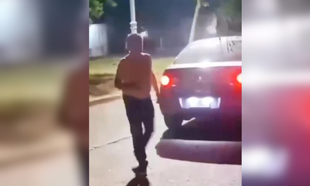 El hombre salió con el torso desnudo y fue a increpar a los chicos que supuestamente se divertían explotando petardos. El hombre salió con el torso desnudo y fue a increpar a los chicos que supuestamente se divertían explotando petardos.