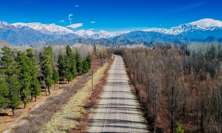 Las Vegas, el pueblo escondido en Mendoza a orillas de un arroyo y con vista a la cordillera. Las Vegas, el pueblo escondido en Mendoza a orillas de un arroyo y con vista a la cordillera.