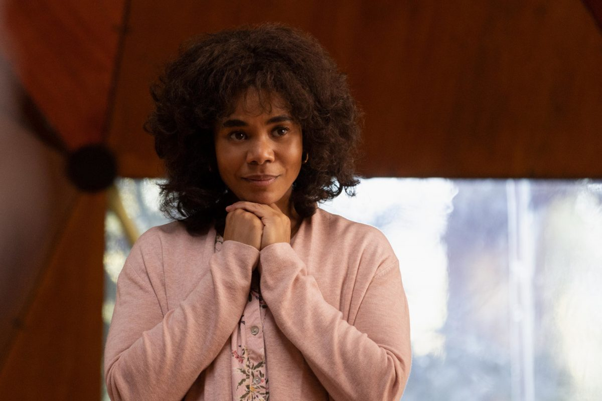 Regina Hall caracterizando a Carmel.