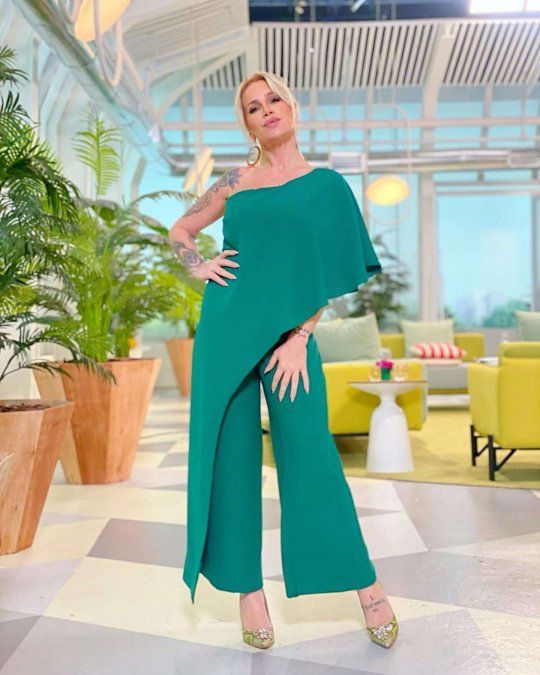 Florencia Peña llevó un mono en color verde para su programa de TV.