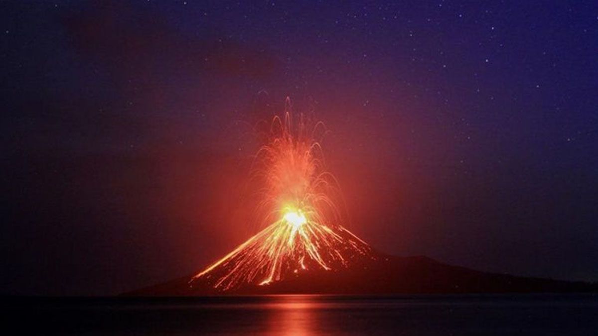 Entró en erupción el volcán Anak Krakatoa