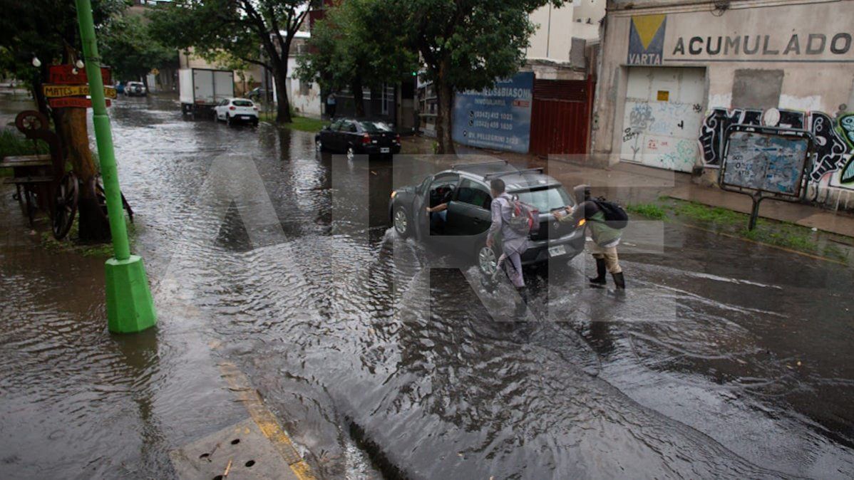 Un auto se quedó por la lluvia de este miércoles en la ciudad. La jornada continuará inestable.