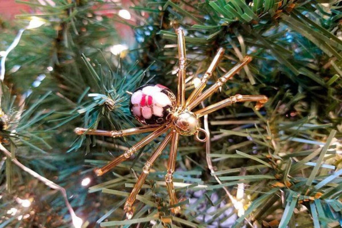 Es común ver arbolitos de Navidad decorados con simulaciones de telarañas. Es común ver arbolitos de Navidad decorados con simulaciones de telarañas.