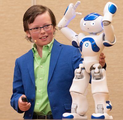 Una imagen de Mike a los 10 años enun concurso de robótica. 