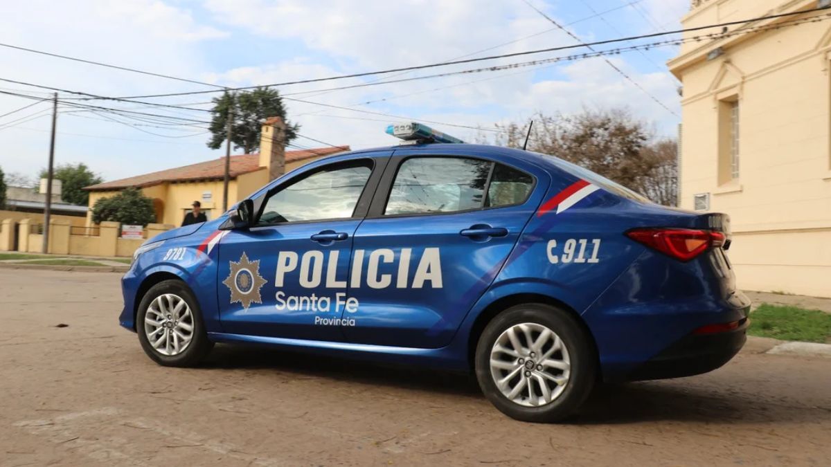 Incendiaron un auto en Villa Gobernador Gálvez, le dispararon y dejaron una nota con amenazas
