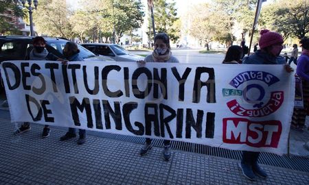 Militantes feministas exigen la destitución del juez Rodolfo Mingarini. Militantes feministas exigen la destitución del juez Rodolfo Mingarini.