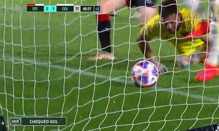 El VAR anuló el tanto de Leandro Díaz que hubiese puesto en ventaja a Estudiantes frente a Colón. El VAR anuló el tanto de Leandro Díaz que hubiese puesto en ventaja a Estudiantes frente a Colón.