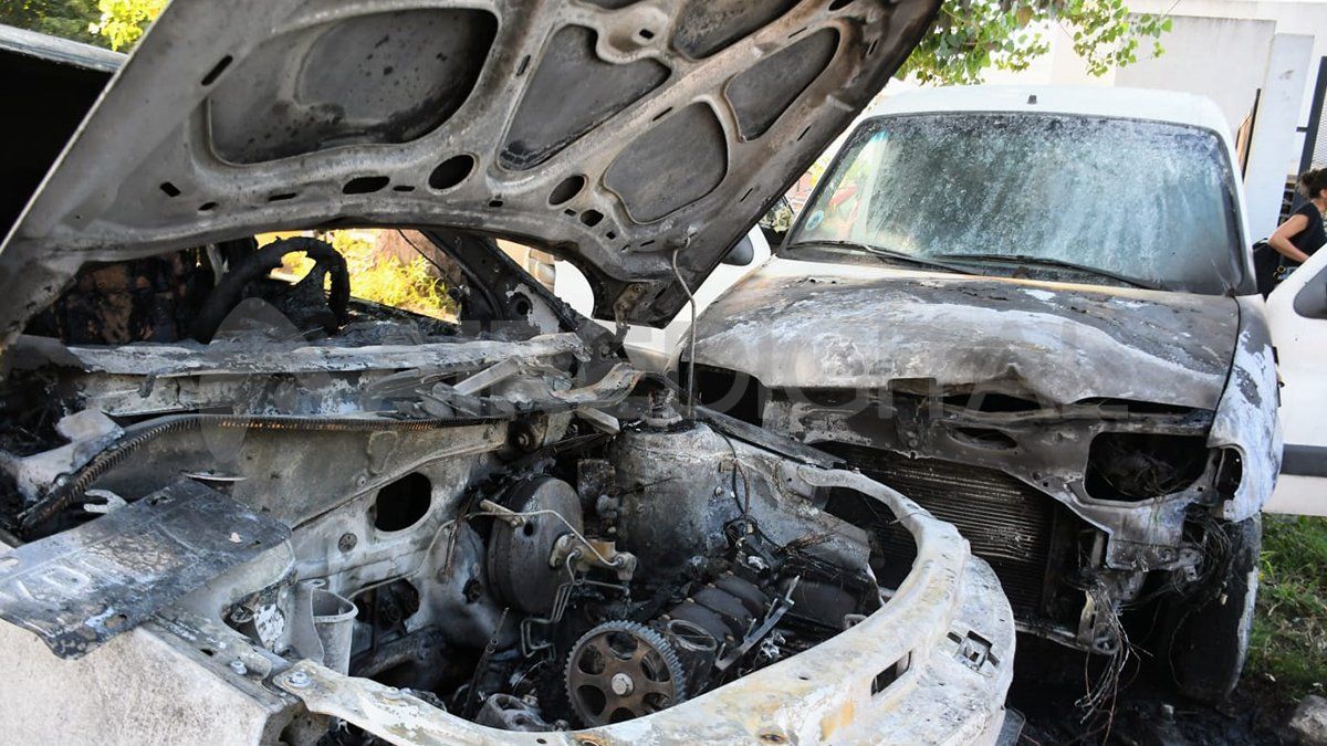 En enero, personas a pie se acercaron a una comisaría y arrojaron un explosivo contra un Volkswagen Gol que estaba estacionado en la puerta. En enero, personas a pie se acercaron a una comisaría y arrojaron un explosivo contra un Volkswagen Gol que estaba estacionado en la puerta.