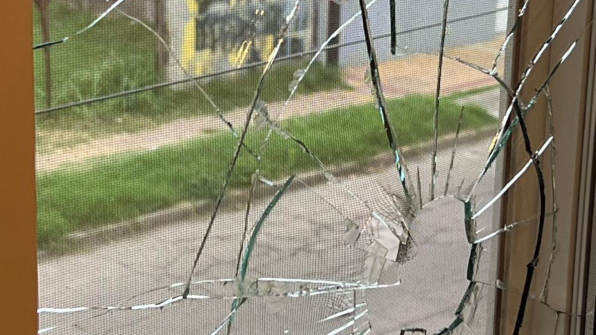 Así quedó el vidrio de la ventana de la casa del intendente de Villa Gobernador Gálvez.