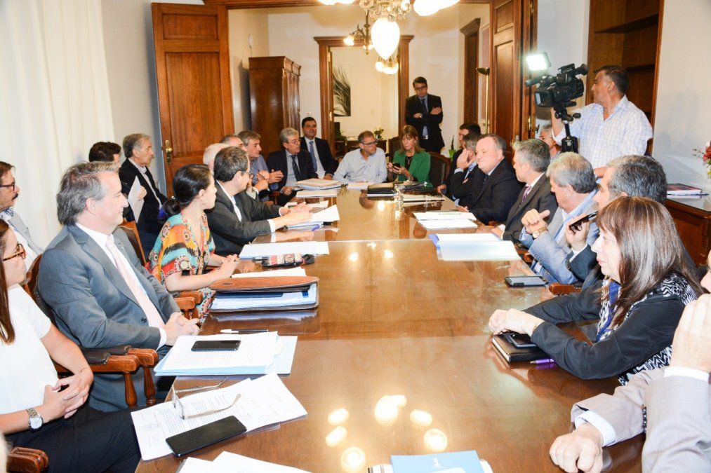 El Senado postergó el tratamiento de las leyes de emergencia y régimen tributario para el viernes