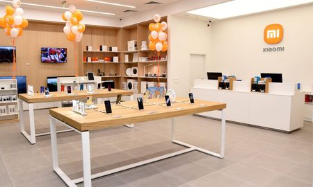 Ambas marcas sorprendieron al público tecno con las aperturas de las tiendas oficiales. Ambas marcas sorprendieron al público tecno con las aperturas de las tiendas oficiales.