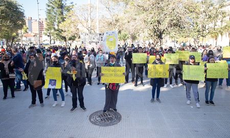 Con pancartas amarillas, un nutrido grupo de personas se manifestó en las puertas de Tribunales, donde se desarrollaba la audiencia de prisión preventiva. Con pancartas amarillas, un nutrido grupo de personas se manifestó en las puertas de Tribunales, donde se desarrollaba la audiencia de prisión preventiva.