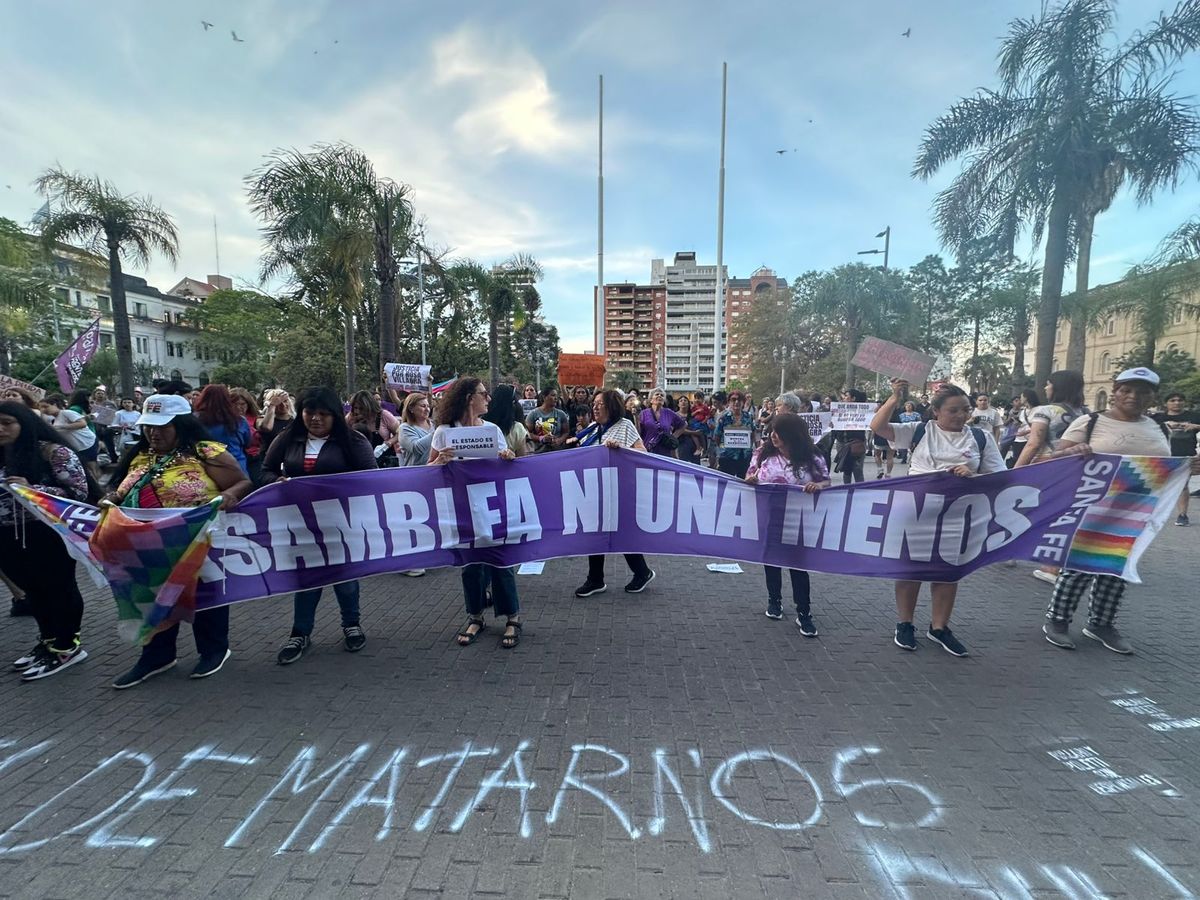 El gobernador Maximiliano Pullaro afirmó en AIRE que en la capital provincial se reciben 36 llamados por semana por violencia de género.