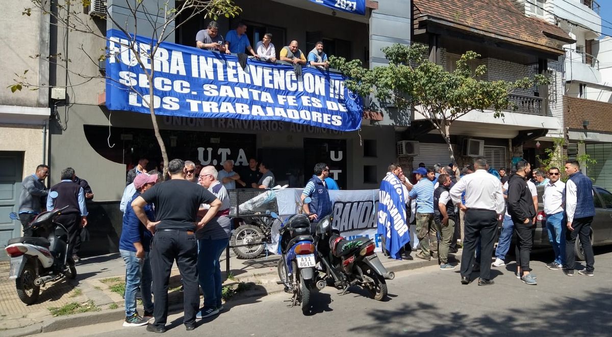Delegados de la UTA Santa Fe se concentraron fuera de la sede ante conocer el resultado del fallo judicial que devolvía la sede sindical a la conducción local.