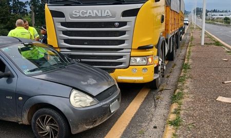Chocaron un camión y un auto en Autovía 19 Chocaron un camión y un auto en Autovía 19