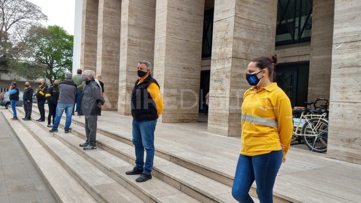 En silencio y formados frente a la Municipalidad, los compañeros de Ramón Gamarra lo despidieron.