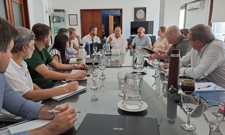 El domingo, un día después de asumir su cargo, el intendente de Santa Fe, Juan Pablo Poletti reunió a su gabinete para definir los alcances de la declaración de la emergencia hídrica. El domingo, un día después de asumir su cargo, el intendente de Santa Fe, Juan Pablo Poletti reunió a su gabinete para definir los alcances de la declaración de la emergencia hídrica.
