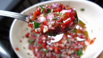 Salsa criolla argentina: la receta perfecta para acompañar tus carnes