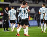 Con tres goles de Lionel Messi, la Selección Argentina goleó a Bolivia y sigue de cerca a Brasil en la tabla de las Eliminatorias.
