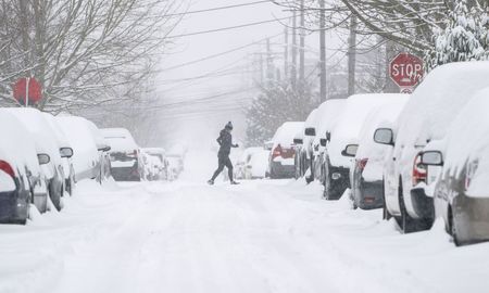 Las tormentas de nieve más los contagios crecientes de la variante Ómicron contribuyen a la falta de productos en los supermercados. Las tormentas de nieve más los contagios crecientes de la variante Ómicron contribuyen a la falta de productos en los supermercados.