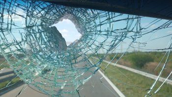 Perforado. Así quedó el vidrio del camión tras el impacto. 