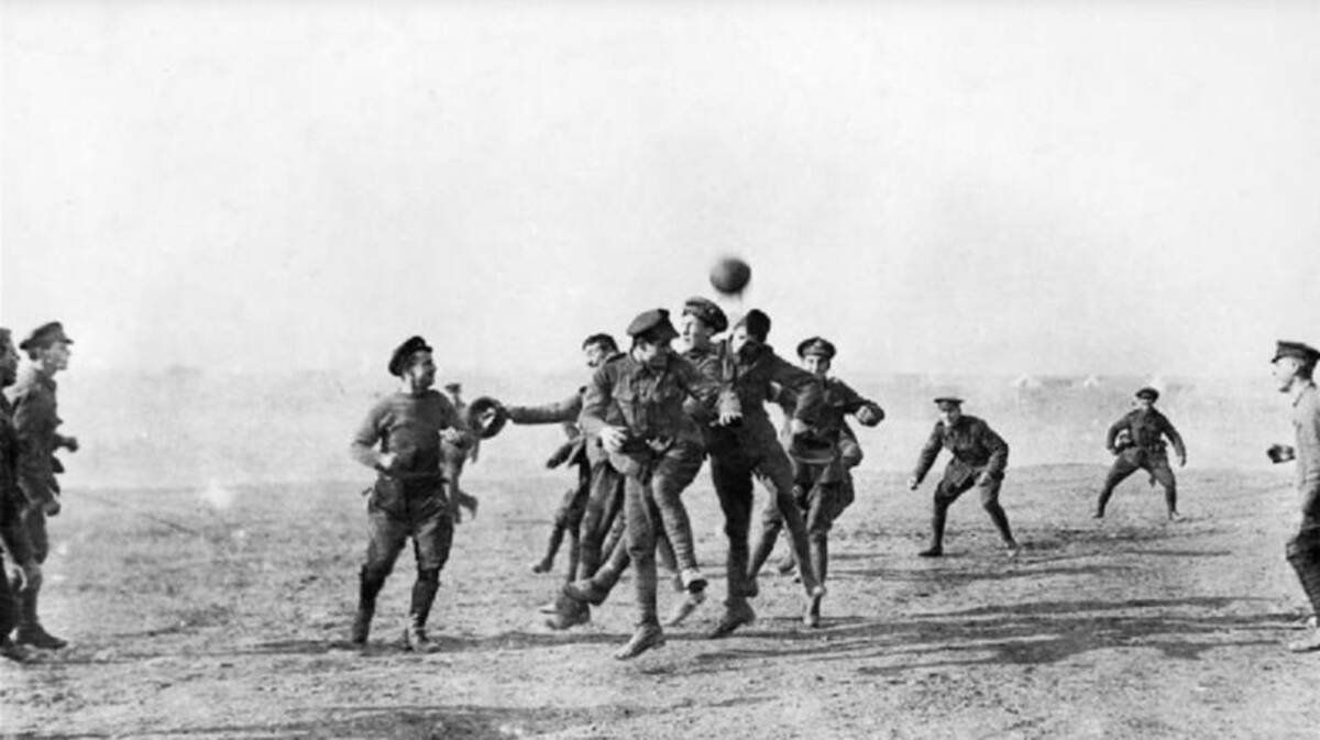 Un partido de fútbol en la Navidad de 1914 paró la Primera Guerra Mundial. Los soldados salieron de sus trincheras y se pusieron a jugar.