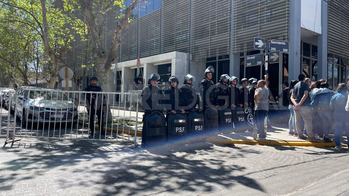 Las medidas fueron dictadas en una audiencia maratónica que se comenzó a las 8 del sábado y culminó a la medianoche. 