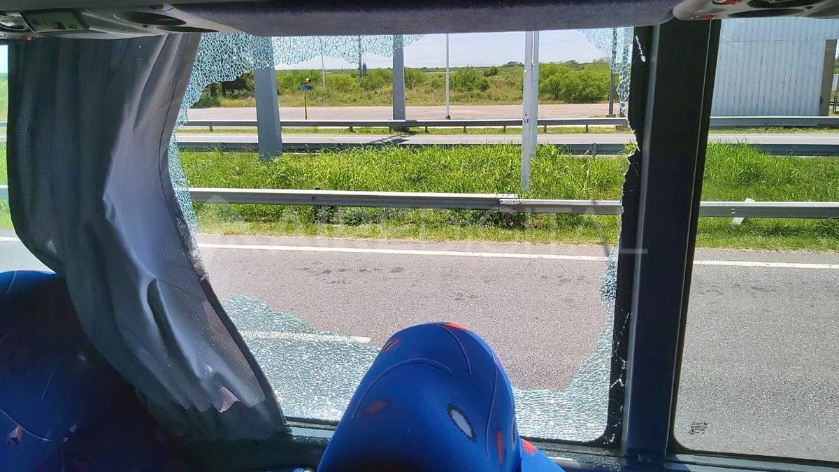 Atacaron un colectivo de la empresa Etacer en pleno viaje