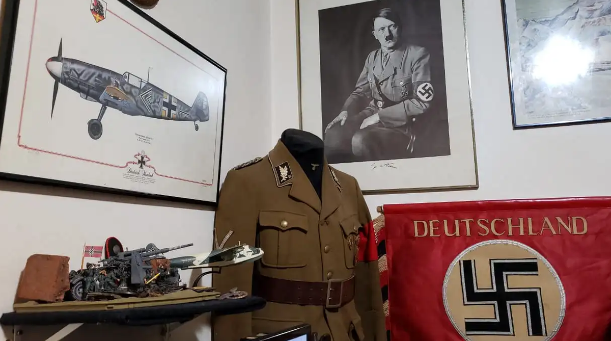 El botín se descubrió después de que la policía fue a la casa del hombre para entregar una orden de arresto.