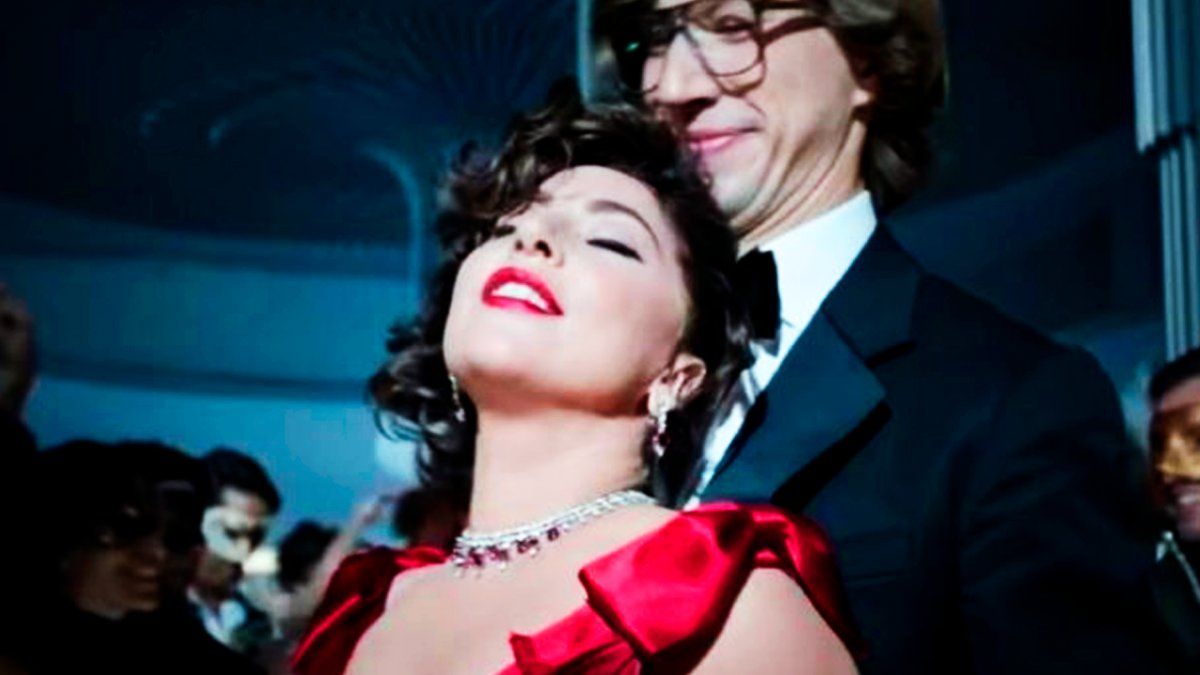 La única razón por la que no está en la película es porque toda esa escena fue cortada. Era una escena increíble. Ella está caminando por la casa y la cámara seguía sus pies y los gatos la seguían