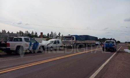 En este camión, estacionado en la ruta nacional 11 en Vera, encontraron más de 500 kilos de marihuana escondida en un cargamento de leña. En este camión, estacionado en la ruta nacional 11 en Vera, encontraron más de 500 kilos de marihuana escondida en un cargamento de leña.
