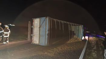 Un camión cargado con cereal volcó en la ruta 10 pero el chofer resultó ileso