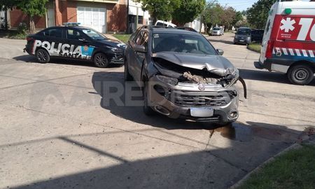 Así quedó uno de los dos vehículos involucrados en el accidente en horas de la siesta en barrio Los Hornos. Así quedó uno de los dos vehículos involucrados en el accidente en horas de la siesta en barrio Los Hornos.
