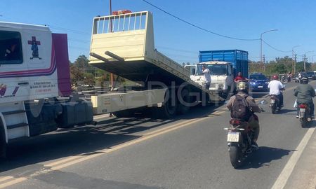 El momento en el que la grúa retiró el camión de la calzada. El momento en el que la grúa retiró el camión de la calzada.