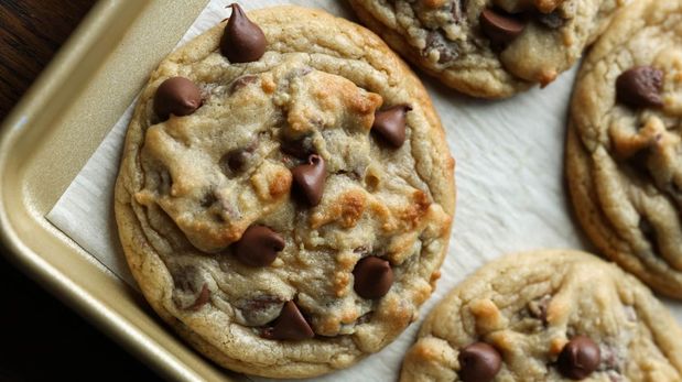La receta para hacer cookies de chocolate al estilo Crumbl.