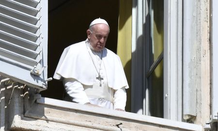 Apenas tres horas antes del comunicado, el Papa, de 84 años, había saludado alegremente al público en la Plaza de San Pedro, siguiendo una tradición dominical. Apenas tres horas antes del comunicado, el Papa, de 84 años, había saludado alegremente al público en la Plaza de San Pedro, siguiendo una tradición dominical.