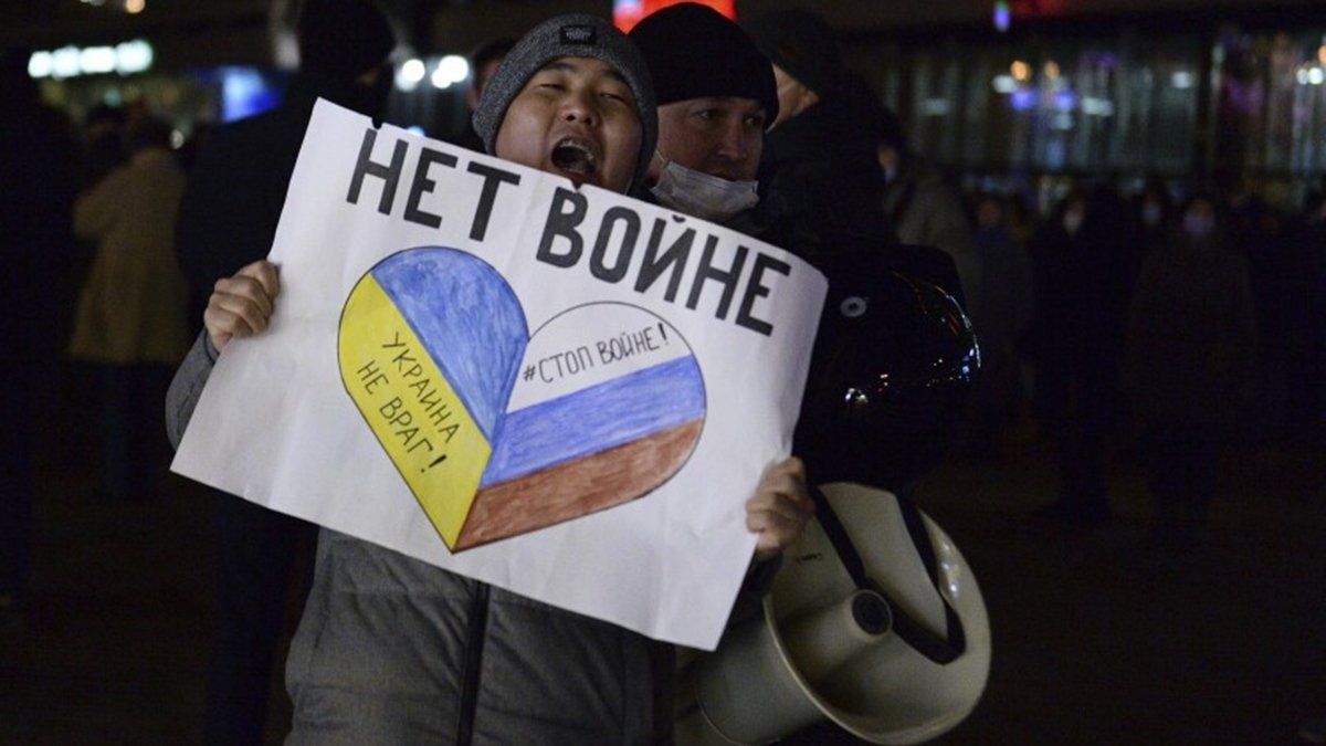 Al menos 3.052 personas fueron detenidas desde el jueves en manifestaciones contra la invasión a Ucrania. Las protestas se han multiplicado por toda Rusia pese a estar prohibidas.