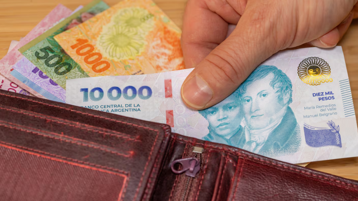 Ante la falta de acuerdo entre sindicatos y empresarios, el Ejecutivo estableció los nuevos valores por decreto. El salario mínimo llegará a $322.000 en agosto. Ante la falta de acuerdo entre sindicatos y empresarios, el Ejecutivo estableció los nuevos valores por decreto. El salario mínimo llegará a $322.000 en agosto.