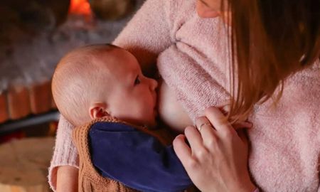 La lactancia materna cumple un rol clave en el bienestar tanto de la madre como del bebé. La lactancia materna cumple un rol clave en el bienestar tanto de la madre como del bebé.