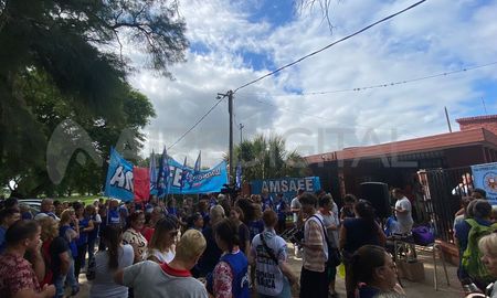 La escuela N° 1234 Prof. Luis Ravera está ubicada en barrio San Agustín en el noroeste de la ciudad. La escuela N° 1234 Prof. Luis Ravera está ubicada en barrio San Agustín en el noroeste de la ciudad.