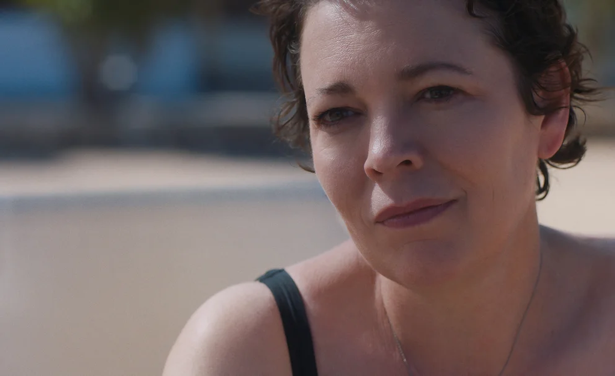 Olivia Colman interpreta a Leda, una profesora de literatura que decide viajar a Grecia donde sucede algo inesperado.