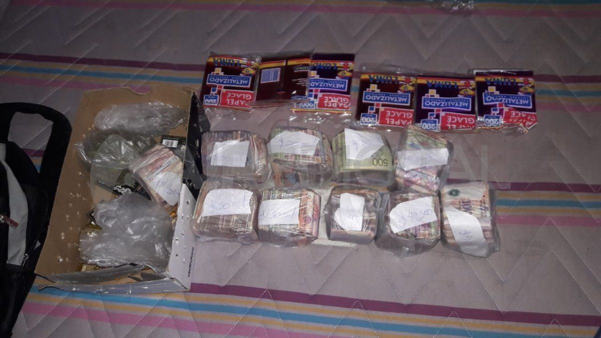 Se informó el secuestro de 21 Celulares, 18 cigarrillos de marihuana, 66 grs. de la misma sustancia y cocaína. Además, se encontraron cinco balanzas de precisión.