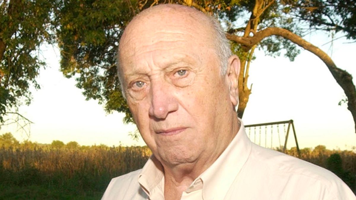Roberto Rosúa, uno de los convencionales constituyentes de 1962 que ocupó diversos cargos públicos en la provincia de Santa Fe. Roberto Rosúa, uno de los convencionales constituyentes de 1962 que ocupó diversos cargos públicos en la provincia de Santa Fe.